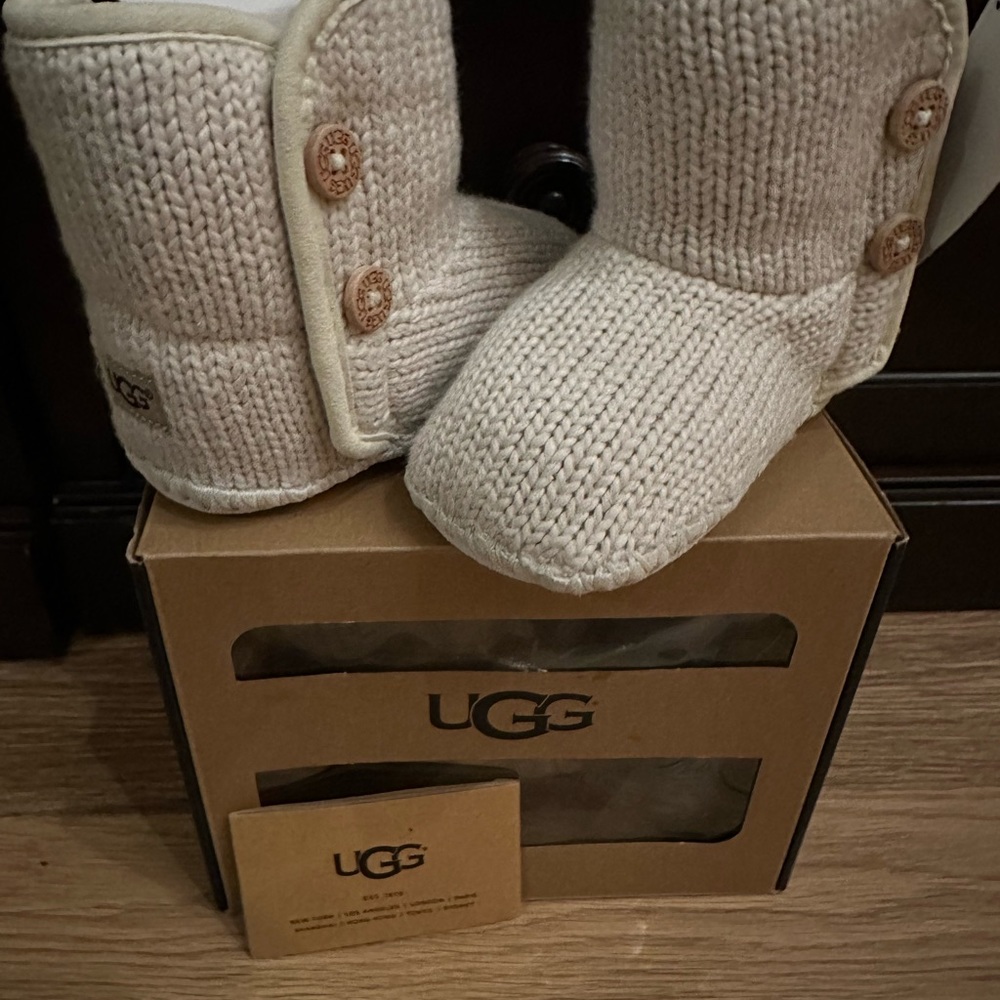 Ugg boots baby 4/5 new never worn